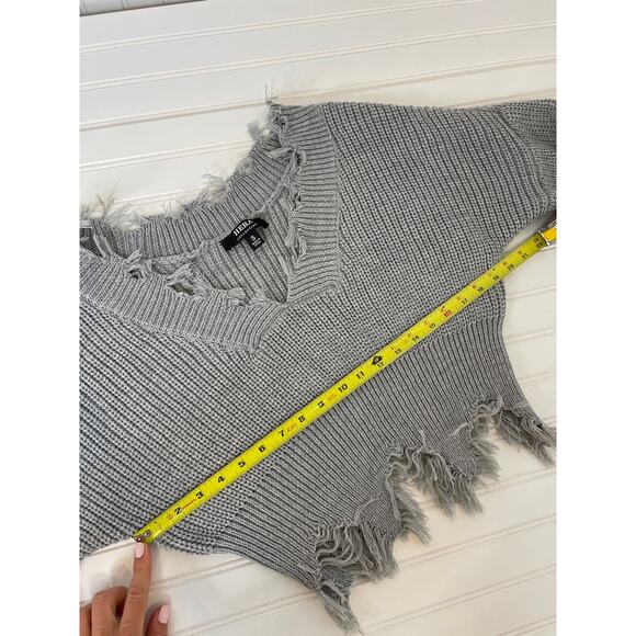 Hera Collection Gray Distressed Look Deep V-Neck Pullover Cropped Sweater Size S - Picture 5 of 6